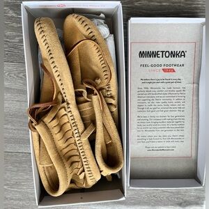 NEW IN BOX in worn Minnetonka Women’s classic fringe boot size 7 Tan leather
